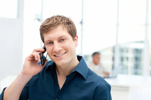 Boldog üzletember telefonálás az irodájában — Stock Fotó