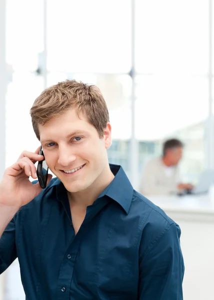Homem de negócios feliz telefonando em seu escritório — Fotografia de Stock