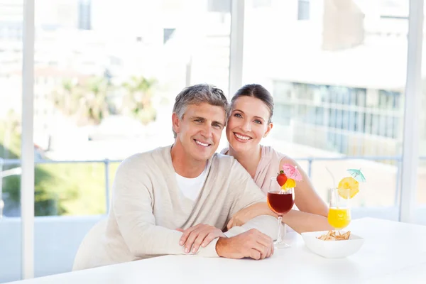 Lyckliga paret dricka ett glas — Stockfoto