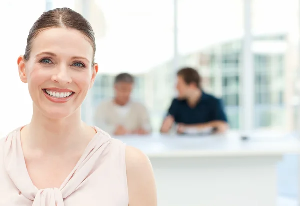 Smiling businesswoman looking at the camera — Stock Photo, Image