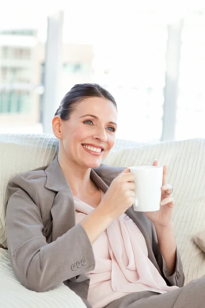 Femme d'affaires heureuse buvant une tasse de café — Photo