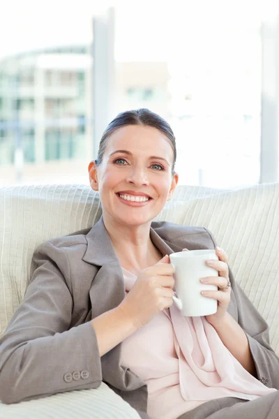 喝一杯咖啡的快乐女商人 — 图库照片