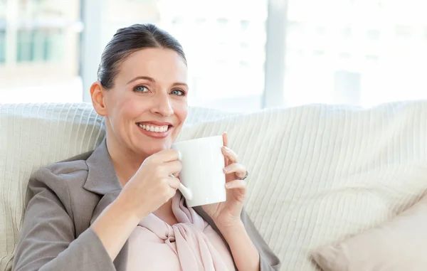 Šťastný podnikatelka pít šálek kávy — Stock fotografie