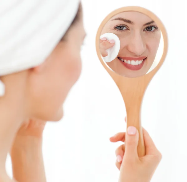 Attraente donna mettendo su make up — Foto Stock
