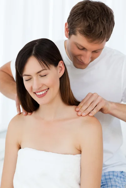 Człowiek daje masaż do swojej żony — Zdjęcie stockowe