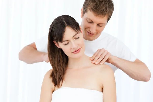 Мужчина делает массаж своей жене — стоковое фото