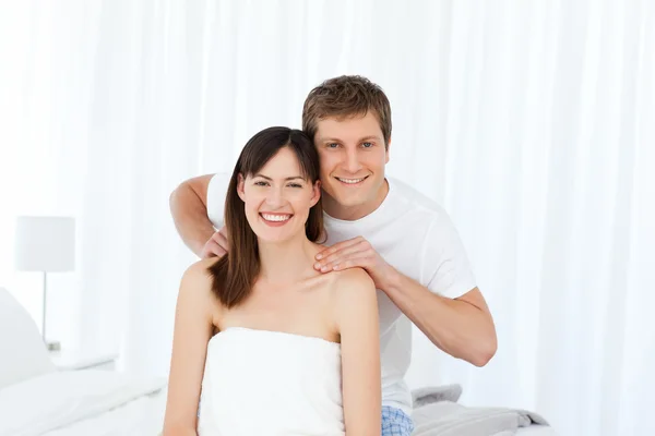 Muž dává masáž své manželce — Stock fotografie