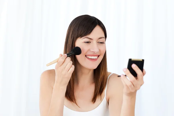 Mujer encantadora haciendo maquillaje — Foto de Stock