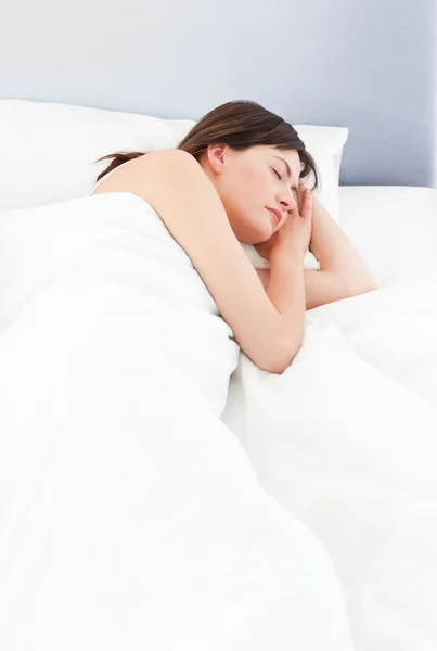Mujer durmiendo en su cama — Foto de Stock