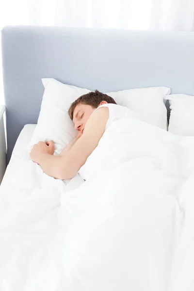 Uomo che dorme nel suo letto a casa — Foto Stock