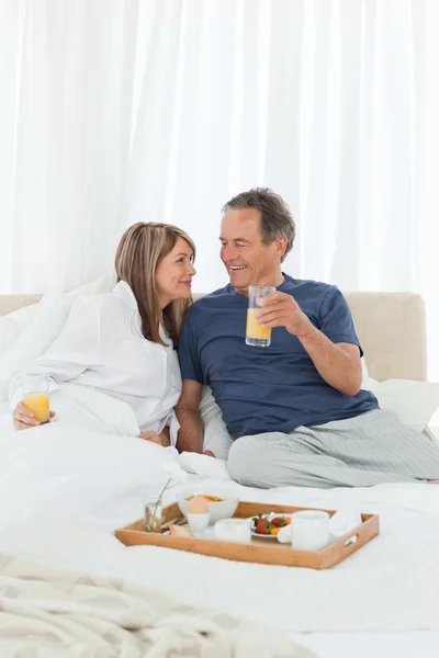 Preciosa pareja desayunando en su cama —  Fotos de Stock