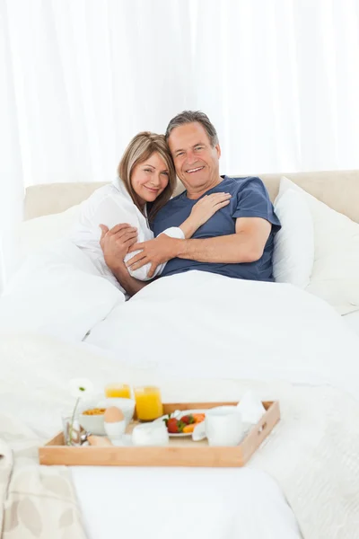 아름 다운 커플이 그들의 침대에서 아침 식사 — 스톡 사진