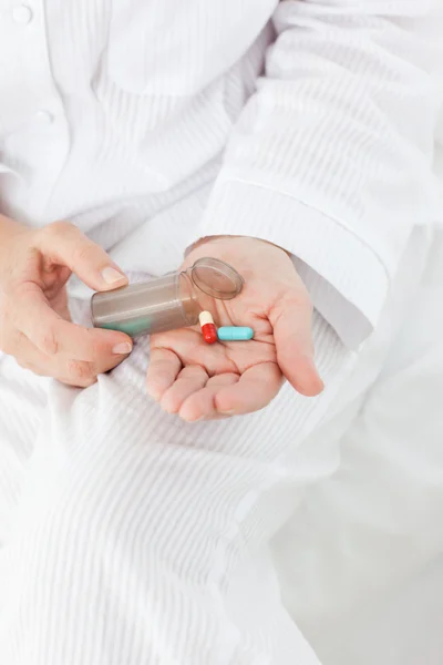 Mulher doente tomando seus comprimidos em casa — Fotografia de Stock