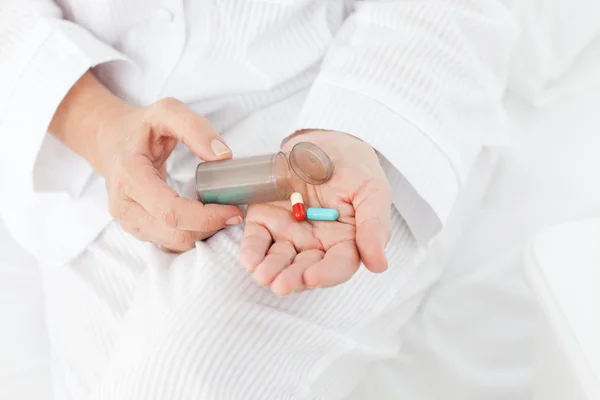 Kranke Frau nimmt ihre Tabletten zu Hause — Stockfoto