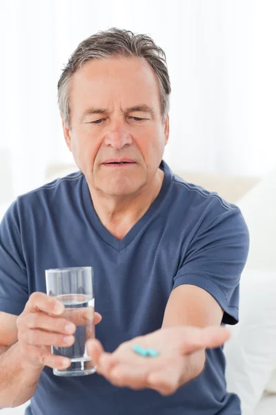 Homem doente a tomar os comprimidos — Fotografia de Stock