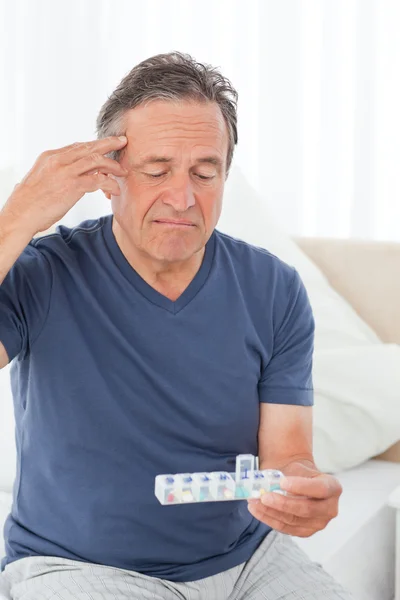 Homem doente a tomar os comprimidos — Fotografia de Stock