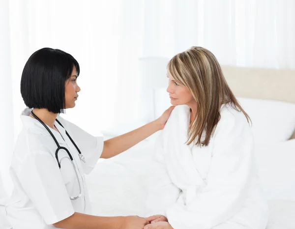 Senior hablando con su enfermera — Foto de Stock