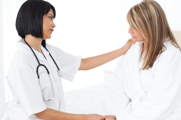 Senior hablando con su enfermera —  Fotos de Stock