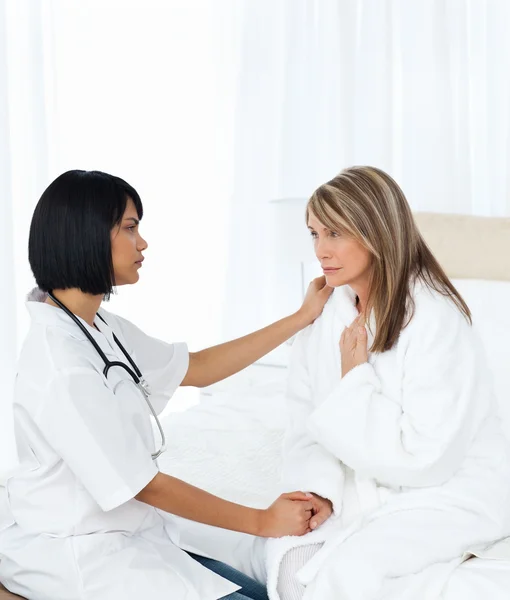 Senior hablando con su enfermera —  Fotos de Stock