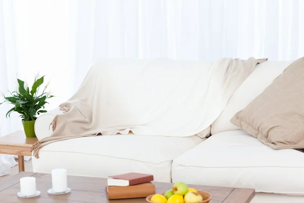 Ein Sofa im Wohnzimmer — Stockfoto