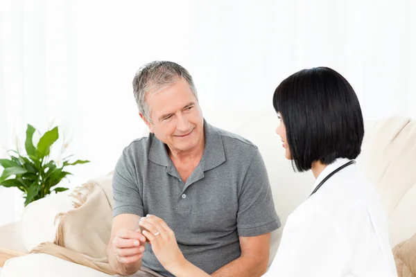 Nurse showing pills to her mature patient — Stock Photo, Image