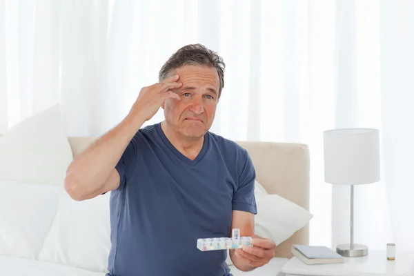 Beteg ember a tablettát — Stock Fotó