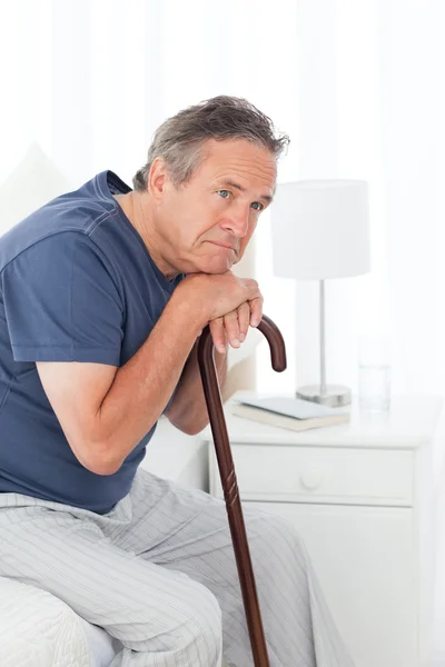 Homem aposentado com sua bengala — Fotografia de Stock
