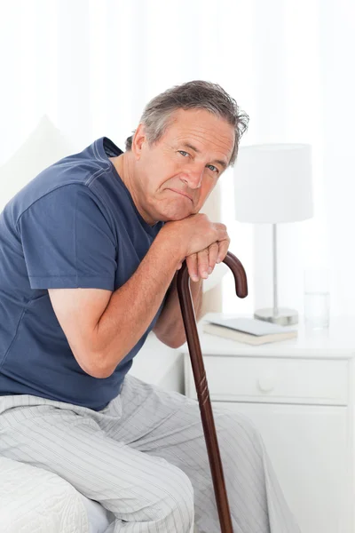Homme retraité avec son bâton de marche — Photo