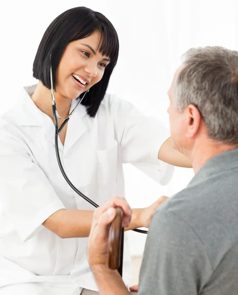 Senior lachen met zijn verpleegster — Stockfoto
