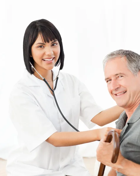 Nurse with her patient looking at the camera — Stock Photo, Image