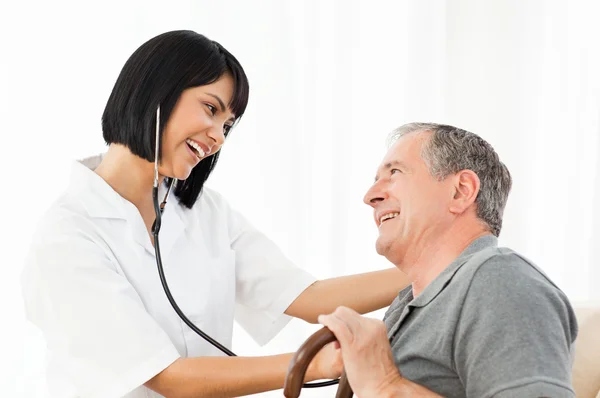 Starszy się śmiać z jego pielęgniarka — Zdjęcie stockowe