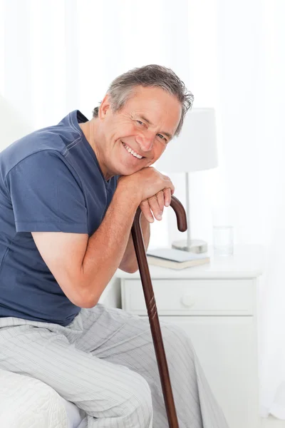 Uomo in pensione con il bastone da passeggio — Foto Stock