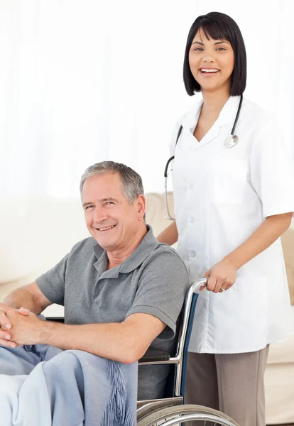 Nurse with her patient looking at the camera — Stock Photo, Image