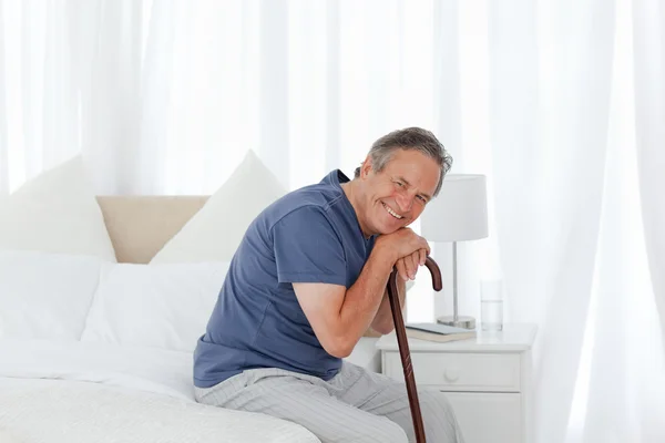 Пенсионер со своей тростью — стоковое фото