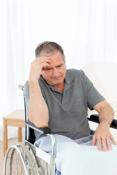 Senior en su silla de ruedas con dolor de cabeza — Foto de Stock
