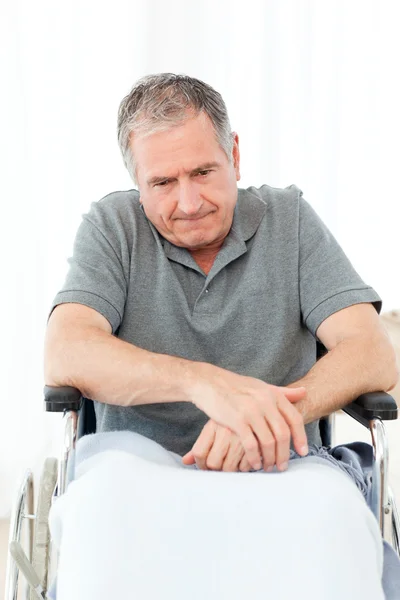 Pensionerad man i sin rullstol — Stockfoto