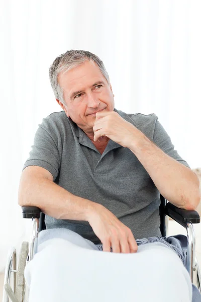 Homem aposentado em sua cadeira de rodas — Fotografia de Stock