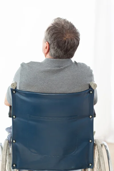 Ώριμος άνδρας σε αναπηρική καρέκλα του με την πλάτη στην κάμερα — Φωτογραφία Αρχείου