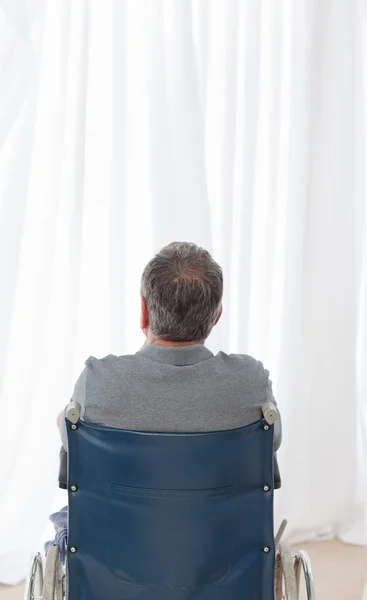 彼の車椅子に、カメラに背中を成熟した男 — ストック写真