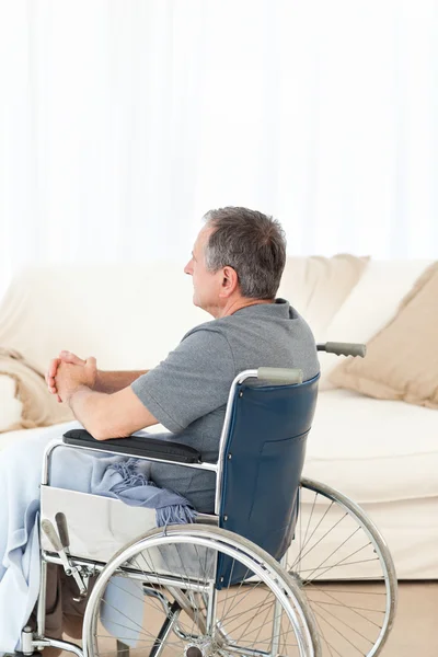 Uomo in pensione sulla sedia a rotelle — Foto Stock