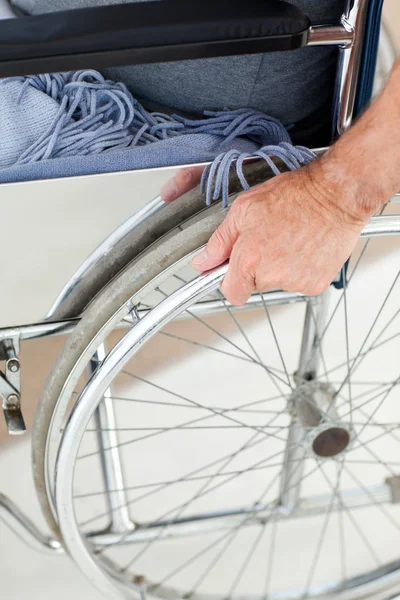 Adam onun tekerlekli sandalye — Stok fotoğraf