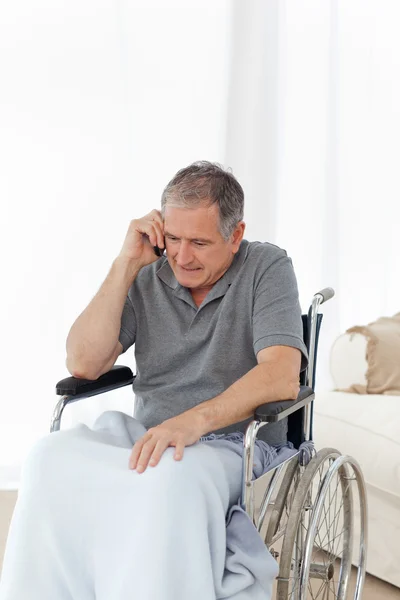 Senior en su silla de ruedas telefoneando —  Fotos de Stock