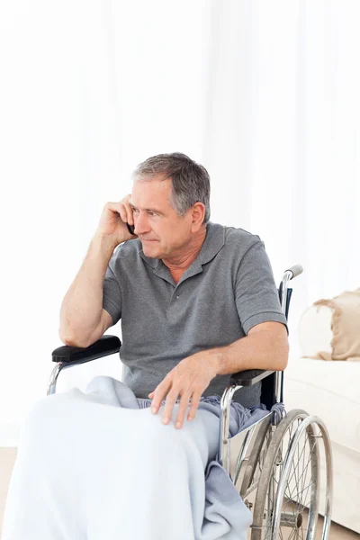 Senior en su silla de ruedas telefoneando — Foto de Stock
