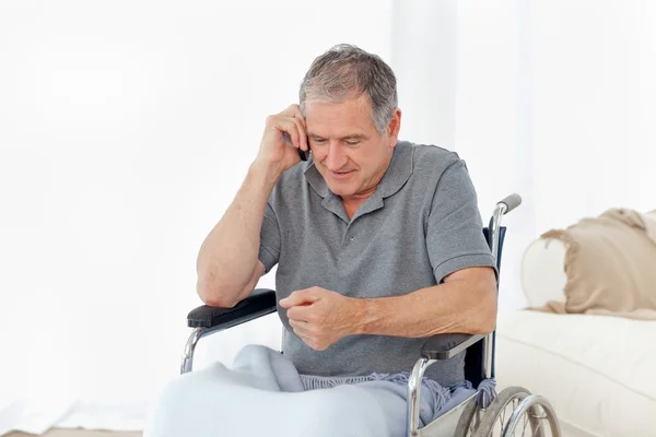 Senior dans son fauteuil roulant téléphone — Photo