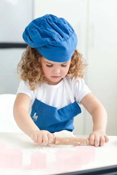 Petite fille cuisson dans la cuisine — Photo