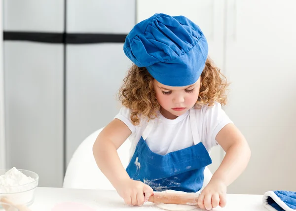 Маленькая девочка печет на кухне — стоковое фото