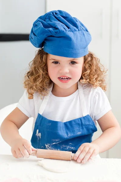 Fetiță de copt în bucătărie — Fotografie, imagine de stoc