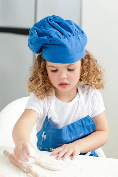 Petite fille cuisson dans la cuisine — Photo