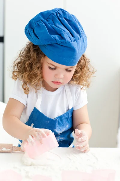Маленькая девочка печет на кухне — стоковое фото