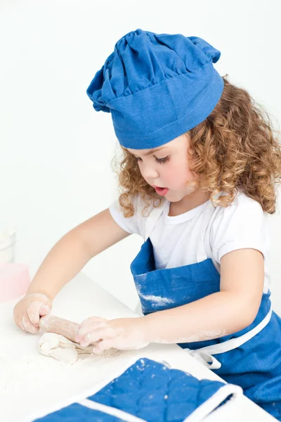 Malá holčička peče v kuchyni — Stock fotografie